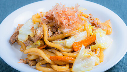 白い皿に盛り付けた焼きうどん