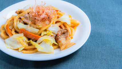 白い皿に盛り付けた焼きうどん