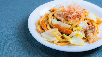 白い皿に盛り付けた焼きうどん