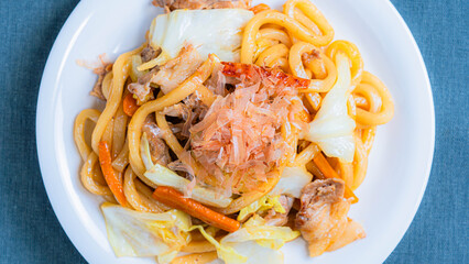 白い皿に盛り付けた焼きうどん
