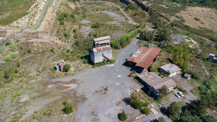 Veduta aerea di cave industriali con strutture e macchinari, geometrie create dall’estrazione a...