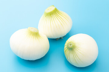 新玉ねぎ　水色背景
