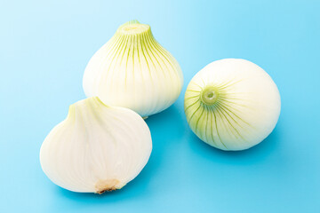 新玉ねぎ　水色背景