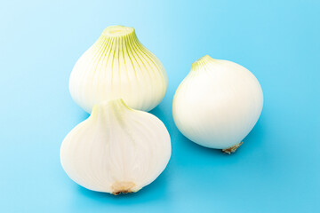 新玉ねぎ　水色背景