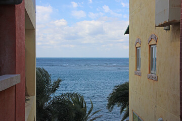 建物の隙間から見える海