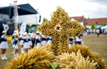 Dożynki, traktor, korona, korona dożynkowa, lato, wrzesień, Deutz, krzyż, Harvest festival, tractor, crown, harvest festival crown, summer, September, Deutz, cross © j