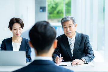 オフィスで面談するビジネスパーソン