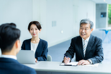 オフィスで面談するビジネスパーソン