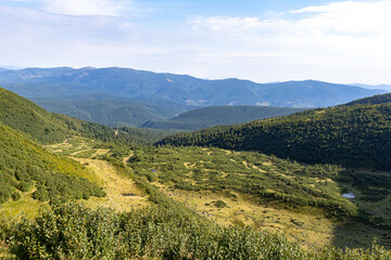 Naklejka premium Svydovets ridge in the Carpathians, Ukraine. Stunning panoramic view of mountains and valleys.
