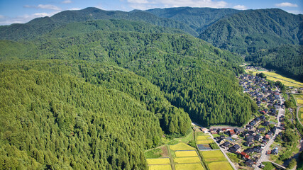 日本の富山県朝日町の笹川地区周辺の様子