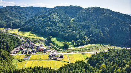 日本の富山県朝日町の笹川地区周辺の様子