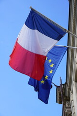 Drapeaux fran&ccedil;ais et europ&eacute;ens sur la fa&ccedil;ade d'un minist&egrave;re &agrave; Paris France
