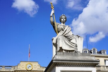 Statue sur la Place du Palais Bourbon devant l'entr&eacute;e de l'Assembl&eacute;e Nationale &agrave; Paris France