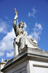 Statue sur la Place du Palais Bourbon devant l'entr&eacute;e de l'Assembl&eacute;e Nationale &agrave; Paris France