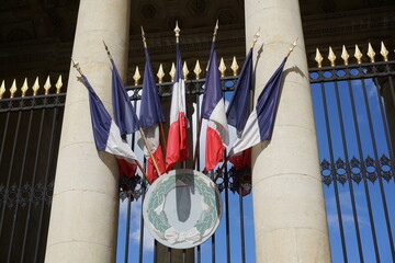 bouquet de drapeaux fran&ccedil;ais qui ornent l'entr&eacute;e prinicpale du Palais Bourbon si&egrave;ge de l'Assembl&eacute;e Nationale &agrave; Paris France