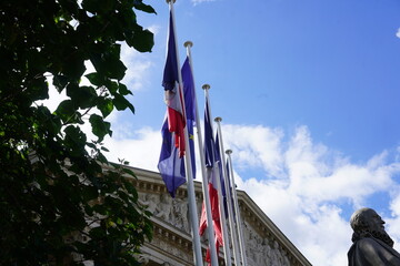 Fa&ccedil;ade du Palais Bourbon si&egrave;ge de l'Assembl&eacute;e Nationale qui donne sur le pont et la place de la Concorde &agrave; Paris France