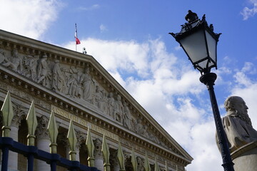 Fa&ccedil;ade du Palais Bourbon si&egrave;ge de l'Assembl&eacute;e Nationale qui donne sur le pont et la place de la Concorde &agrave; Paris France