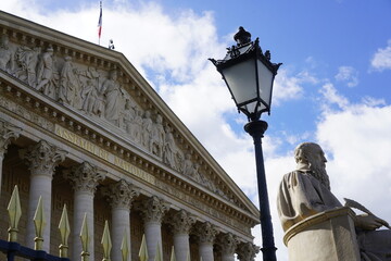 Fa&ccedil;ade du Palais Bourbon si&egrave;ge de l'Assembl&eacute;e Nationale qui donne sur le pont et la place de la Concorde &agrave; Paris France