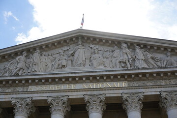 Façade du Palais Bourbon siège de l'Assemblée Nationale qui donne sur le pont et la place de la Concorde à Paris France