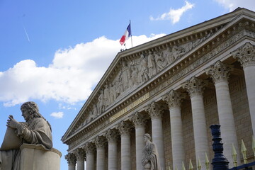 fronton de l'assembl&eacute;e nationale &agrave; Paris avec un drapeau fran&ccedil;ais qui flotte