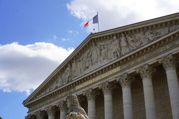 fronton de l'assembl&eacute;e nationale &agrave; Paris avec un drapeau fran&ccedil;ais qui flotte