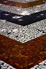 kamienny chodnik z kolorowej mozaiki, brukowany chodnik geometryczny wzór z kolorowych płytek, mosaic sidewalk with geometric patterns, sidewalk surface made of colorful tiles