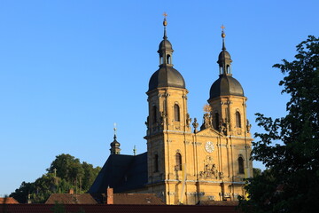 Die Kirchtürme der Basilika in Gößweinstein strahlen in der Abendsonne