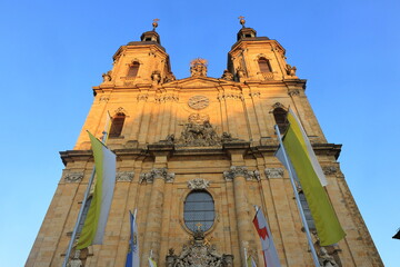 Die Kirchtürme der Basilika in Gößweinstein strahlen in der Abendsonne
