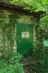 Grüne Tür mit einem Schild Löschwasserbehälter
