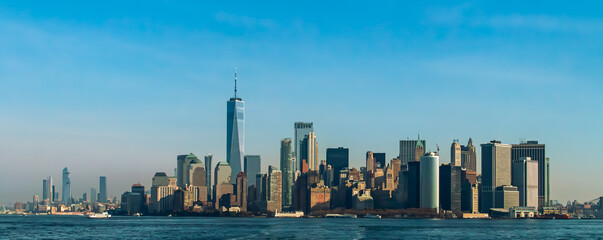 Vista panorámica de la ciudad de Nueva York desde Staten Island, EE.UU. Rascacielos del Distrito Financiero al sur de la isla de Manhattan.
