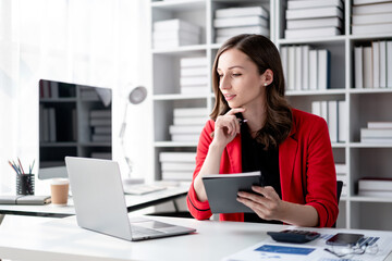 Obraz premium Adult Businesswoman Analyzing Data Using Laptop in Modern Office | Financial Planning Strategy and Investment Analysis for Company Growth and Success