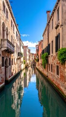 Obraz premium Venetian canal alleyway under a bright sky