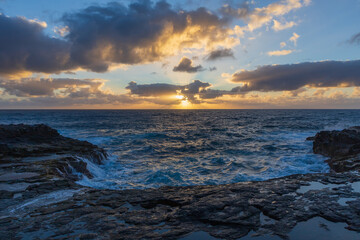 Obraz premium An interesting geological formation on the east coast of Gran Canaria, right on the border of the mainland and the ocean. Spain El Bufadero