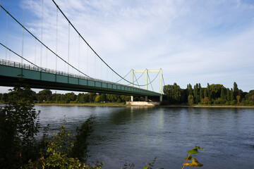 Rodenkirchener Brücke in Köln mit Ansicht auf das rechte Ufer vom Rhein.