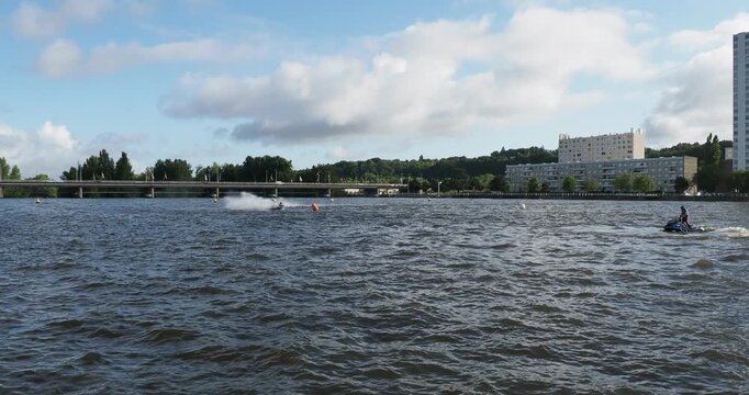 Vichy en Auvergne. Le Lac d'Allier. Course nautique jet ski. Le circuit c&ocirc;t&eacute; Pont de l'Europe et le quai de l'Esplanade et quartier des Ailes 
