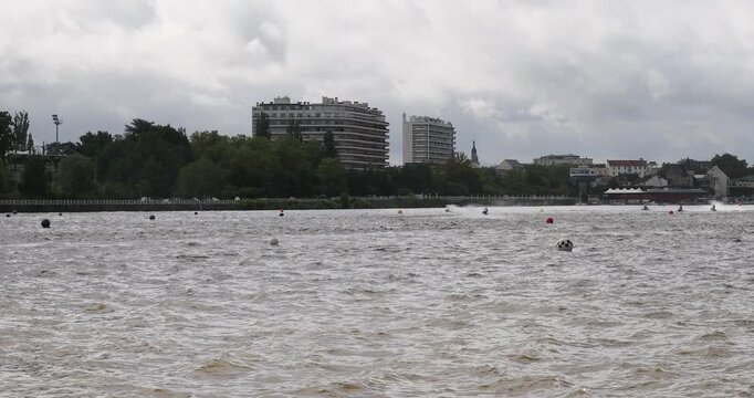 Lac d'Allier &agrave; Vichy en Auvergne. Championnat d'Europe de Jet Ski. Course entrainement des pilotes vues depuis le Hall du Parc Omnisports