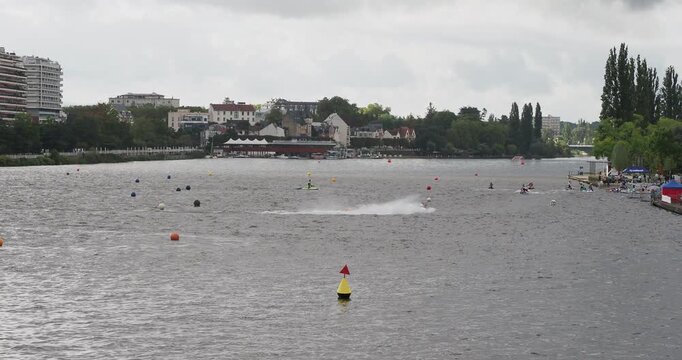 Course de Jet &agrave; bras (Waterjet) sur le lac d'Allier &agrave; Vichy en Auvergne. Parcours entre le port de la Rotonde et la Tour des Juges
