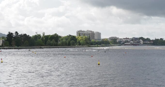 Vichy (Auvergne-Rhone-Alpes) Sport nautique sur le lac d'Allier. Comp&eacute;tition Waterjet (Jetski) entre le Pont de l'Europe, la Tour des Juges et le port de la Rotonde
