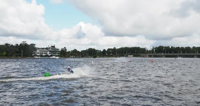 Plan d'eau de Vichy sur l'Allier. Comp&eacute;tion de Jet Ski et passsage des pilotes face &agrave; la Tour des Juges sur la rive gauche avant le pont de l'Europe
