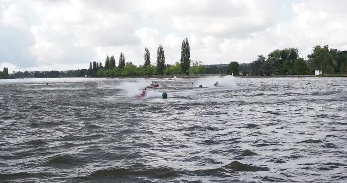 Lac d'Allier au centre de Vichy en Auvergne. Spectaculaire Course nautique de Jet Ski vue depuis l'Esplanade du lac et face au Parc omnisports
