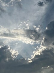 Nubes con reflejo de la luz solar y cielo azul.