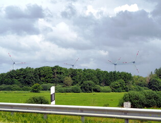 Windkraftanlagen an einer Landstra&szlig;e