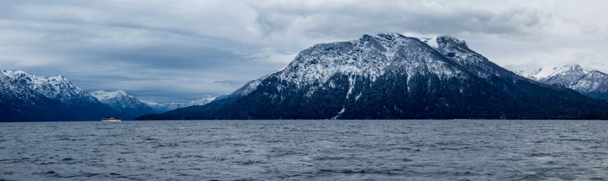 panor&acirc;mica do lago Nahuel Huapi e uma linda montanha   Bariloche Argentina Patag&ocirc;nia