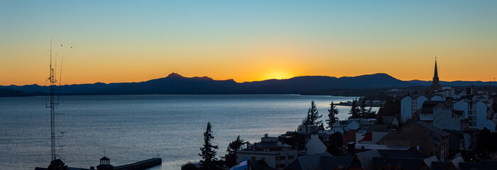 panorâmica do nascer do sol e a silhueta da cidade de Bariloche Argentina Patagônia