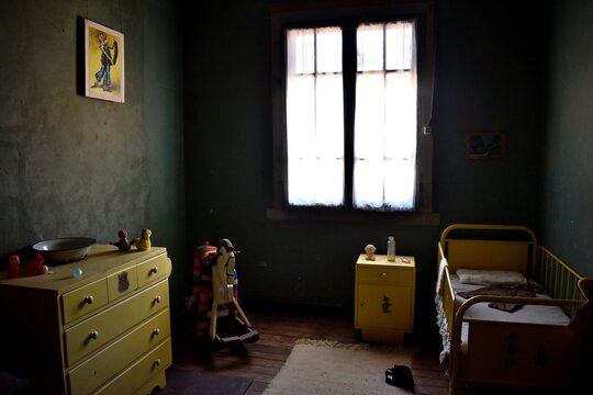 Antigua habitaci&oacute;n de un ni&ntilde;o en el viejo pueblo de Humberstone, oficina salitrera, norte de Chile. 