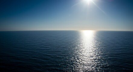 Obraz premium Sun reflecting on the ocean water.