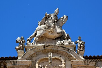 La statue équestre représentant Saint Isidore au-dessus de la porte de l’Agneau sur la façade sud de la basilique collégiale royale Saint-Isidore de León