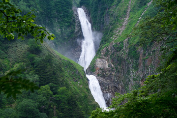八郎坂かの望む称名滝の夏風景