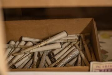 Old extensions for holding cigarettes in a wooden box during the First Republic period.
