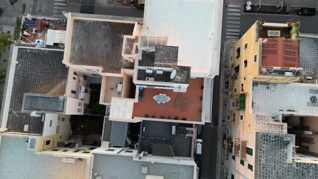 palazzi nel centro di monopoli in puglia visti dall'alto con un drone